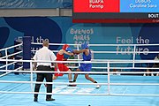 Deutsch: Boxen bei den Olympischen Jugendspielen 2018 Tag 12, 18. Oktober 2018 - Finale Leichtgewicht Mädchen – Junioren-Weltmeisterin und dreifache Juniorinnen-Europameisterin Caroline Sara DuBois (Großbritannien, blau) schlägt Juniorinnen-Asienmeisterin Porntip Buapa (Thailand, rot). English: Boxing at the 2018 Summer Youth Olympics on 18 October 2018 – Girls' lightweight Gold Medal Bout – Caroline Sara DuBois (Grat Britain, blue) wins over Porntip Buapa (Thailand, red). Español: Boxeo en los Juegos Olímpicos Juveniles de Verano de 2018 en 18 de octubre de 2018 - Combate de medalla de oro de peso ligero para niñas - Caroline Sara DuBois (Gran Bretaña, azul ) gana sobre Porntip Buapa (Tailandia, rojo).