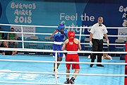 Deutsch: Boxen bei den Olympischen Jugendspielen 2018 Tag 12, 18. Oktober 2018 - Finale Leichtgewicht Mädchen – Junioren-Weltmeisterin und dreifache Juniorinnen-Europameisterin Caroline Sara DuBois (Großbritannien, blau) schlägt Juniorinnen-Asienmeisterin Porntip Buapa (Thailand, rot). English: Boxing at the 2018 Summer Youth Olympics on 18 October 2018 – Girls' lightweight Gold Medal Bout – Caroline Sara DuBois (Grat Britain, blue) wins over Porntip Buapa (Thailand, red). Español: Boxeo en los Juegos Olímpicos Juveniles de Verano de 2018 en 18 de octubre de 2018 - Combate de medalla de oro de peso ligero para niñas - Caroline Sara DuBois (Gran Bretaña, azul ) gana sobre Porntip Buapa (Tailandia, rojo).