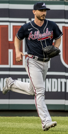 Les Braves appellent à l'enclos des Nationals vs. Braves au Nationals Park, le 6 avril 2021 (Photographie All-Pro Reels) (51101555196) (rognée).png