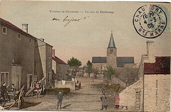 Carte postale du village avec l'église en 1905.
