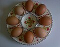 Jajka ułożone w jajeczniku