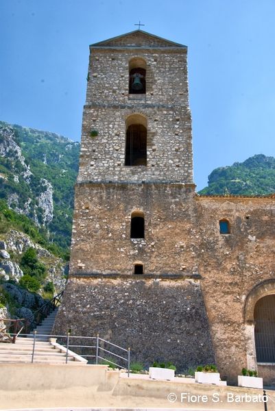 File:Bucciano - Madonna del Taburno - campanile.jpg