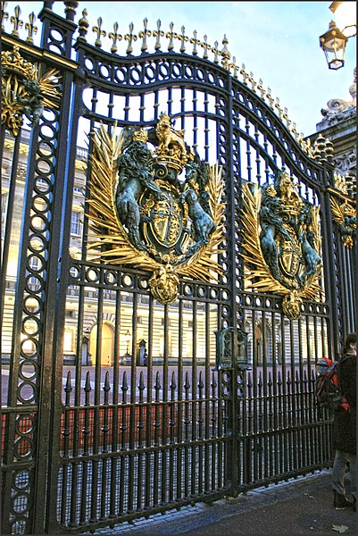 File:Buckingham Palace gate - panoramio.jpg