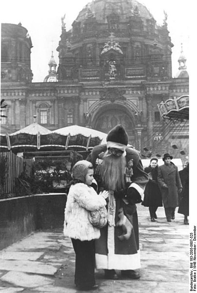 File:Bundesarchiv Bild 183-2005-0807-525, Berlin, Kind und Weihnachtsmann.jpg