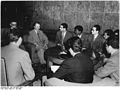 Bundesarchiv Bild 183-56953-0001, Sepp Schwab mit arabischen Studenten.jpg