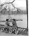Bundesarchiv Bild 183-81440-0002, Berlin, Weißer See, Kinder mit Tretroller.jpg