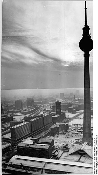 File:Bundesarchiv Bild 183-J0114-0001-001, Berlin, Fernsehturm, Rotes Rathaus.jpg