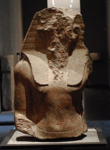 Horní část sochy Ramesse VI., její obličej je roztříštěný