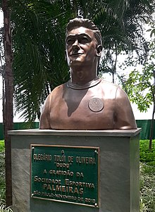 Busto de Olegário Tolói de Oliveira no complexo esportivo Allianz Parque (2020) .jpg