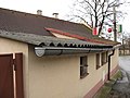 Čeština: Ochrana okapu v Byšici, okres Mělník, Česká republika. English: Eaves cover in Byšice village, Mělník District, Czech Republic.