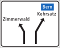 «Vorwegweiser mit Fahrstreifenaufteilung auf Nebenstrassen»: Wegweiser einer Nebenstrasse mit Hinweis auf einem nahen Anschluss auf eine Hauptstrasse (in Blau)