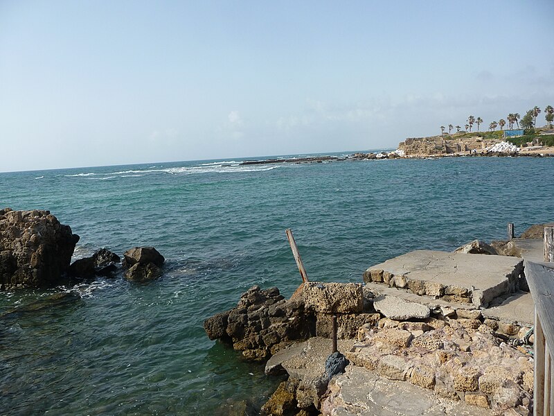 File:Caesarea Maritima Harbour 04.jpg