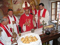 10 agosto 2004. Il cardinale Crescenzio Sepe celebra la messa nella chiesa di San Lorenzo