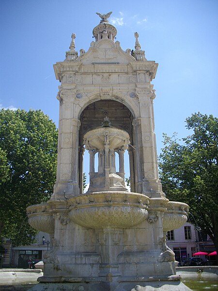 File:Châteaudun - place du 18-Octobre, fontaine (03).jpg