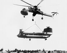 CH-54 Tarhe-ს მიაქვს CH-47 Chinook