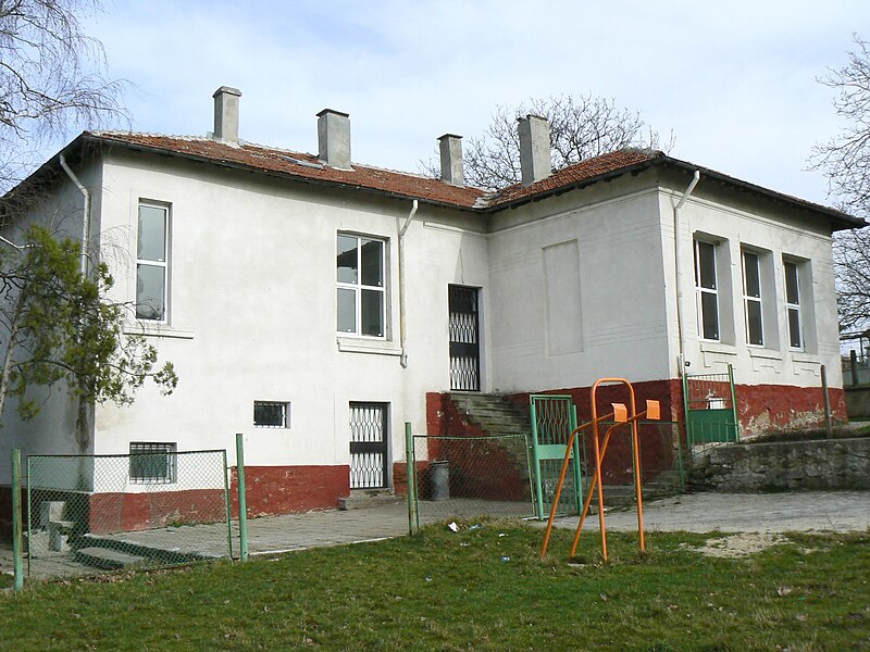 File:Cherni-vrah-Burgas-district-school.jpg