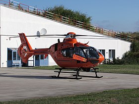 Christoph 34 vor seinem Hangar beim KMG Klinikum Güstrow