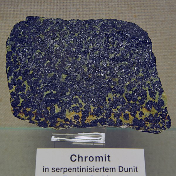 File:Chromit in serpentinisiertem Dunit (RK 2206 P1890171).jpg