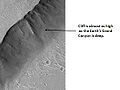 Prăpastie în sistemul Kasei Valles, văzută de HiRISE.