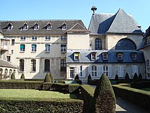 L'abbaye Port-Royal de Paris, où sont situées les Petites écoles quand Racine y entre.