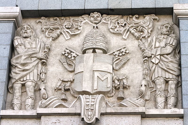 File:Coat of arms of John Paul II - Exterior of Catedral de la Almudena.JPG