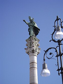 Szent Orontius szobra az oszlop tetején