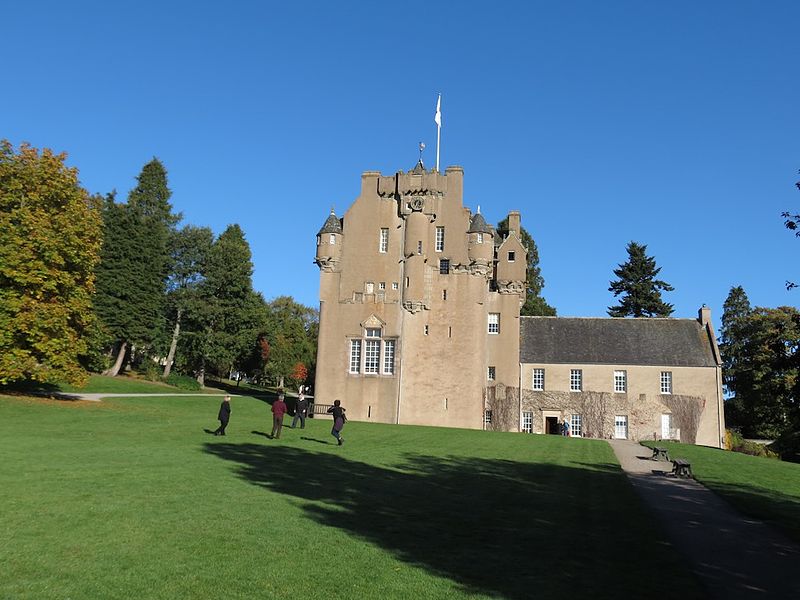 Crathes Castle (22438881410).jpg