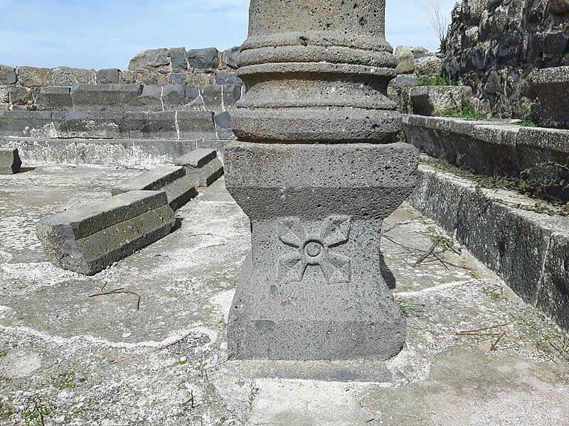 File:Decorated column capital.jpg