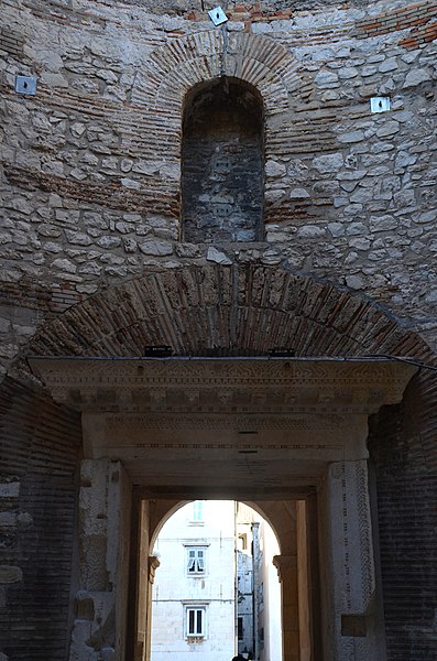 File:Diocletian's Palace, Split (11907993643).jpg