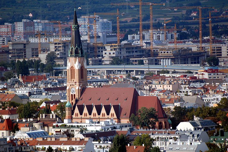 File:Donaufelder Pfarrkirche Kraene.JPG