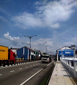 Jalan Besar (sebahagian daripada Laluan Persekutuan Malaysia 9 ) melalui pusat bandar