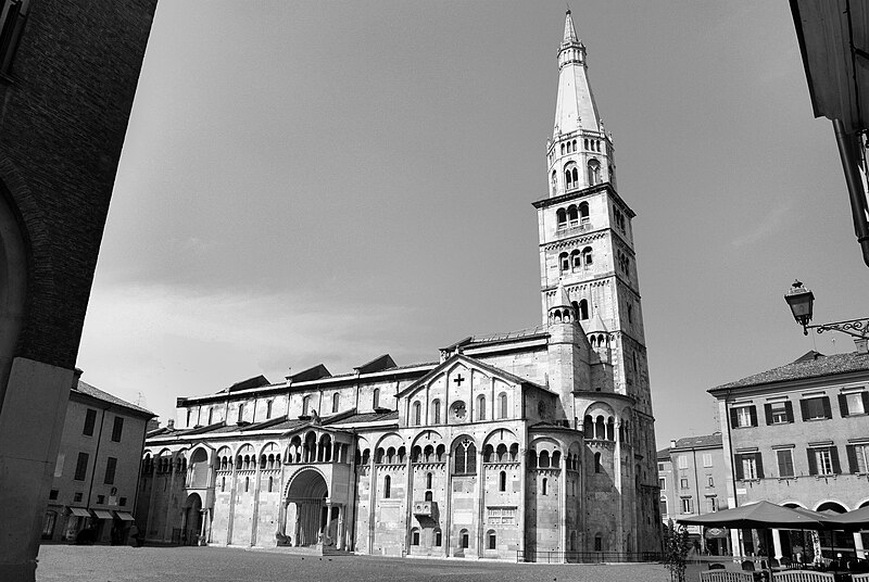 File:Duomo di Mobena.JPG