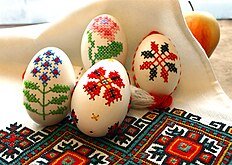 Ouă de Paști încondeiate cu cruce de Inna Forostyuk, maestrul de artă populară din regiunea Lugansk (Ucraina). Materiale utilizate: ouă de gâscă și vopsea acrilică