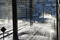 冬期間の越後湯沢駅。スプリンクラーで融雪され、線路上の積雪は排除される。いずれも下りホームから東京方を撮影。