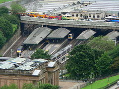 Waverley station viewed from دژ ادینبورو