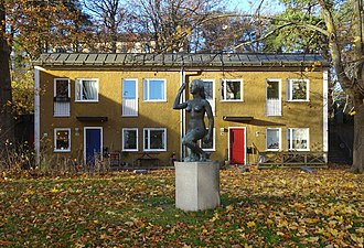 Radhuslängan med bronsskulpturen ”Eva”.