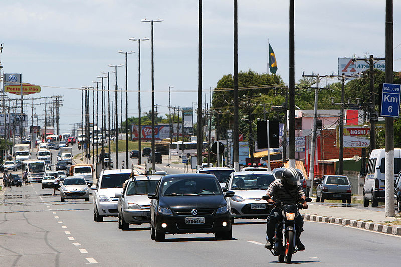 Ficheiro:Estrada do Coco (km 6) durante saída de Salvador para o Ano Novo.jpg