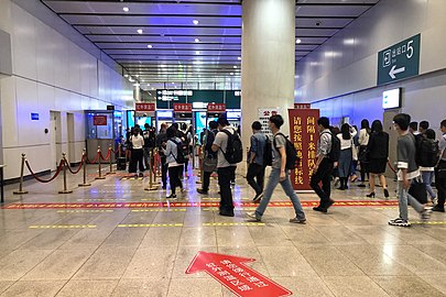5月15日，北京南站5号出站口，乘客出闸前接受红外测温