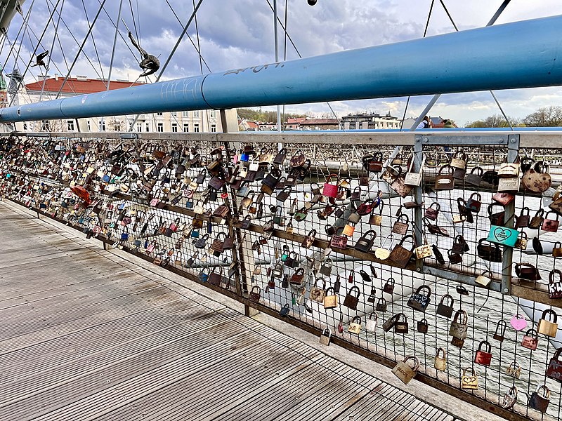 File:Father Bernatek footbridge & love padlocks, Kraków, 2022, 02.jpg