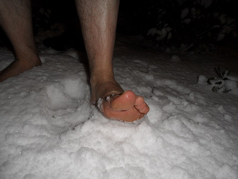 File:Feet in snow.jpg