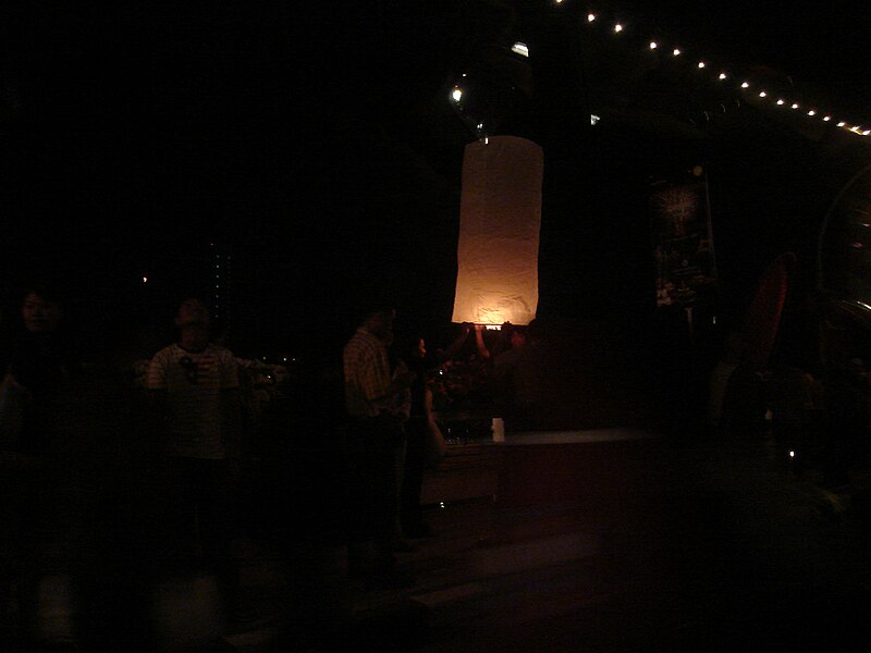File:Flying paper lantern (4).jpg