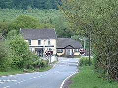 Pub fontaine et croisement - geograph.org.uk - 216697.jpg