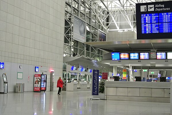 Frankfurt_Airport_flight_time_table_display_at_waiting_lounge
