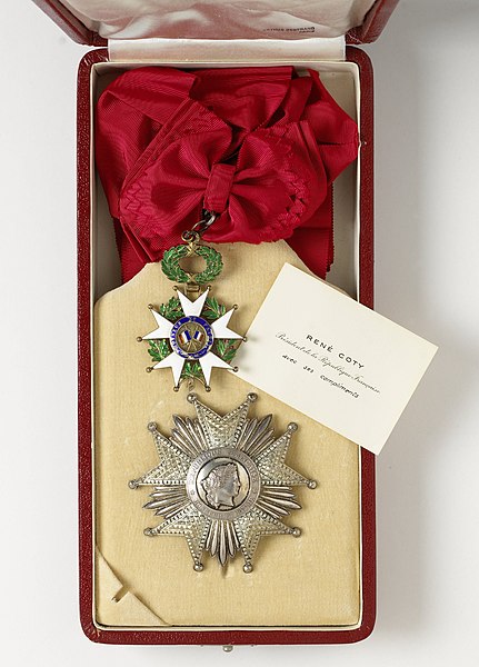 Current version of the Grand Cross of the order given by President René Coty to Dutch Prime Minister Willem Drees
