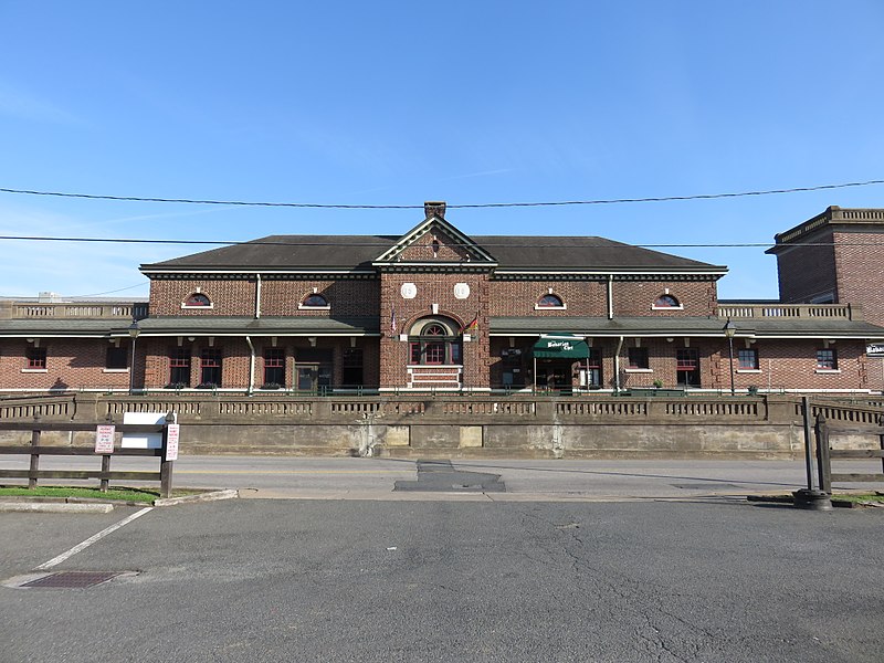File:Fredericksburg station 2017.jpg