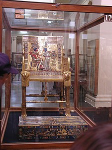 Trono de Tutankamon, encontrado en su tumba, hecho de madera, oro, plata y vidrio. Pertenece a la XVIII dinastía