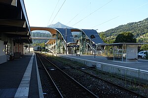 Double-track jalur kereta api dengan sisi platform