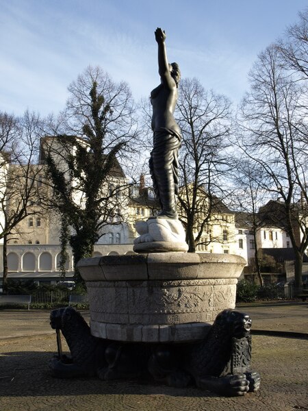 File:Gerechtigkeitsbrunnen Platz der Republik Wuppertal 03.jpg