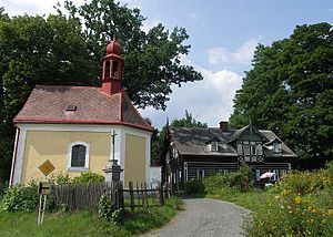 Kapelle und Klaraheim in Trávník