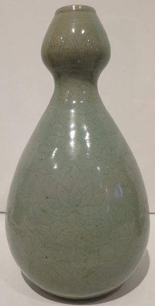 File:Goryeo dynasty double gourd vase with scrolling design, HMA 2066.1.JPG